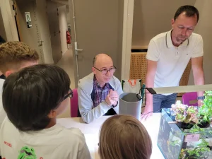 Explication de l'aquaponie par Alexandre Olry et Gérard Simonin aux écoliers de Vandœuvre