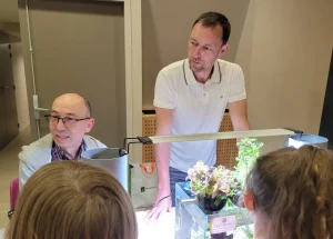 Explication de l'aquaponie par Alexandre Olry et Gérard Simonin aux écoliers de Vandœuvre